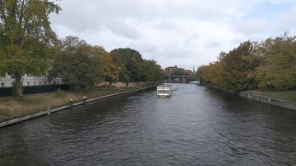 Berlin Jerman Oktober 2022 Kapal Turis Mengapung Bawah Jembatan Sungai — Stok Video