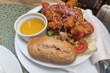 Kafede öğle yemeği için lezzetli bir atıştırmalık tabağı