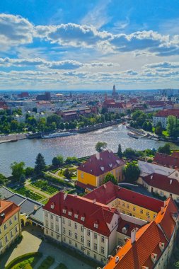 Wroclaw, Polonya, 14 Haziran 2022: Wroclaw şehrinin yüksekliği ve Odra nehri
