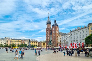 Krakow, Polonya, 15 Temmuz 2022: Krakow 'daki güzel eski pazar meydanı