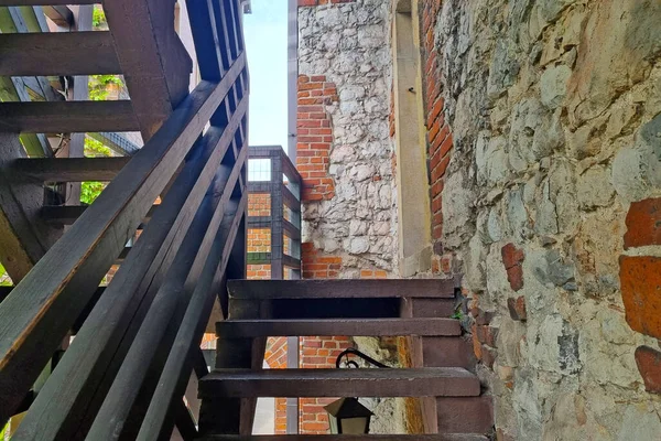 Μια Παλιά Ξύλινη Σκάλα Για Αναρρίχηση Στο Κτίριο Ύψος — Φωτογραφία Αρχείου