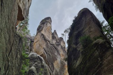 Dağlardaki büyük kayalıkların altından bak. Doğanın arka planı