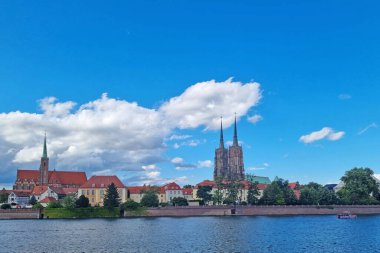 Wroclaw, Polonya, 14 Ağustos 2022: Wroclaw 'daki Odra Nehri' nden tarihi binaların manzarası