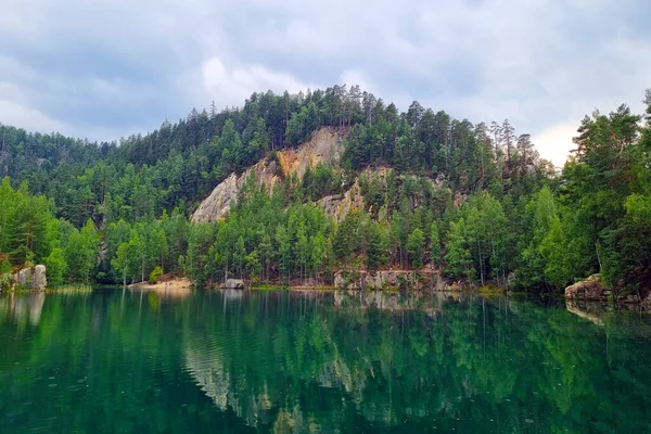 Красивый Вид Горы Озеро Лес Высокогорье — стоковое фото