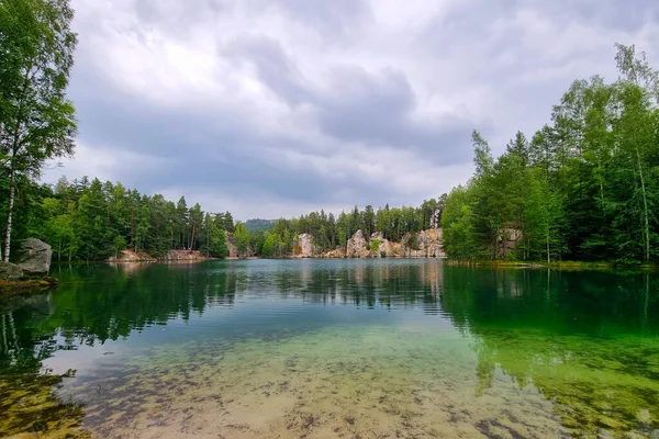 Красивое Живописное Озеро Горах Чистая Вода Озере — стоковое фото