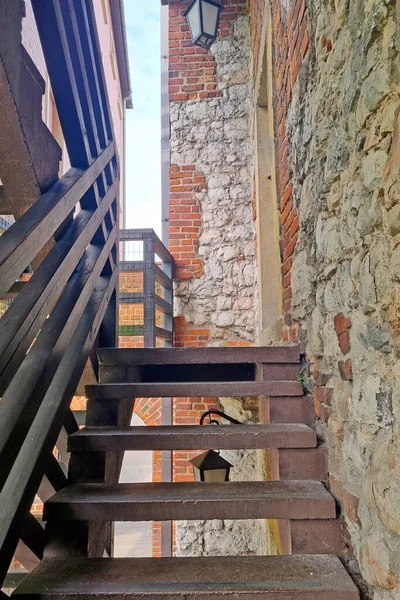 Ξύλινη Σκάλα Κατά Μήκος Του Τοίχου Του Παλιού Κτιρίου — Φωτογραφία Αρχείου