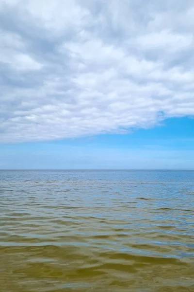 Υδάτινο Υπόβαθρο Της Φύσης Μια Ηλιόλουστη Μέρα Στις Ακτές Της — Φωτογραφία Αρχείου
