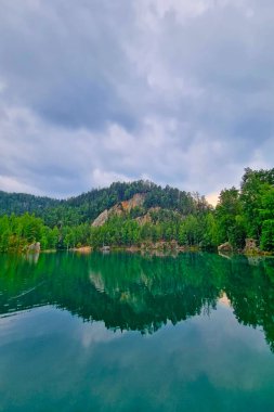 Dağ gölündeki turkuaz bir su. Doğanın arka planı