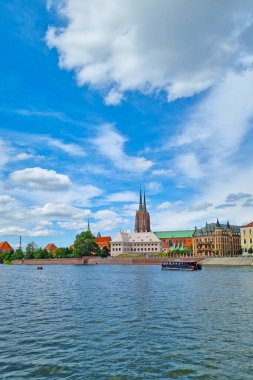 Wroclaw, Polonya, 17 Ağustos 2022: Odra Nehri 'nden Wroclaw' ın güzel manzarası