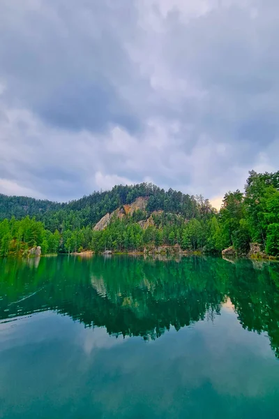 Dağ gölündeki turkuaz bir su. Doğanın arka planı