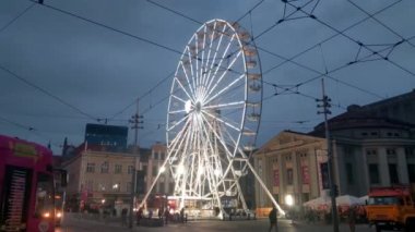 Katowice, Polonya, 22 Kasım 2022: Katowice 'deki ana meydandaki parlak dönme dolaba bakın. Yılbaşı ve Noel için hazırlanıyor