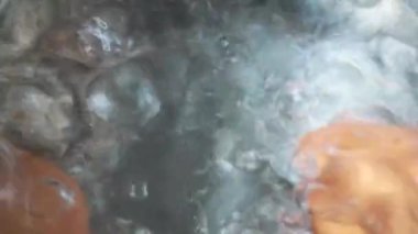 Kaynar suda pişen yumurtaların üst görüntüsü