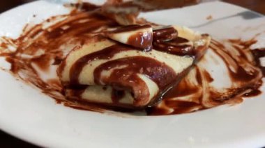 Çikolatalı ve meyveli leziz gözleme. Tatlı yemek.