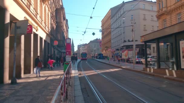Прага Чехия Октября 2022 Года Прибытие Современного Трамвая Остановку Городской — стоковое видео