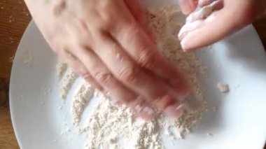 Yemek hazırlayan bir kadının ellerine yakından bakın. Syrniki. Lezzetli ve hafif bir kahvaltı. Peynirli kek - süzme peynirden yapılan yiyecekler