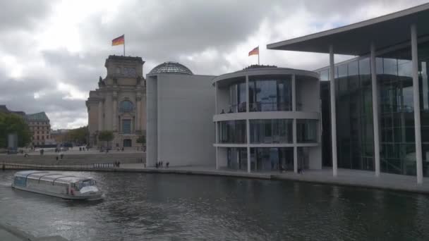 Βερολίνο Γερμανία Οκτωβρίου 2022 Μετακίνηση Του Τουριστικού Πλοίου Στον Ποταμό — Αρχείο Βίντεο
