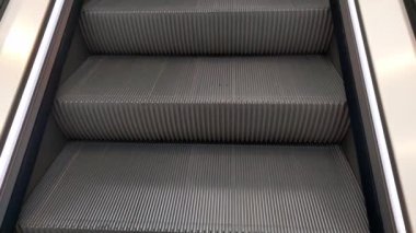 Alışveriş merkezinde ya da havaalanında çalışan bir asansör.