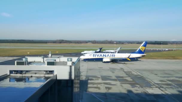Katowice Polandia November 2022 Pemandangan Pesawat Penumpang Dari Bandara Landasan — Stok Video