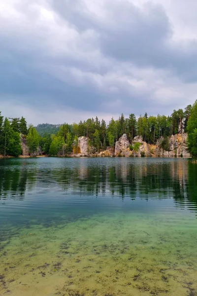 Καθαρό Καθαρό Νερό Μια Ορεινή Λίμνη Ιστορικό Της Φύσης — Φωτογραφία Αρχείου