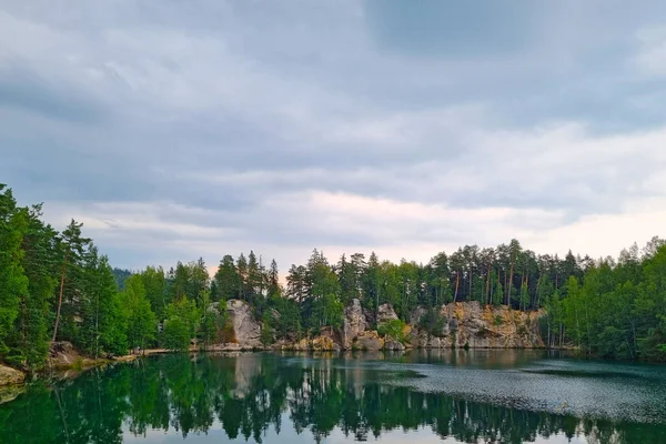 环视青山中美丽的山湖 — 图库照片