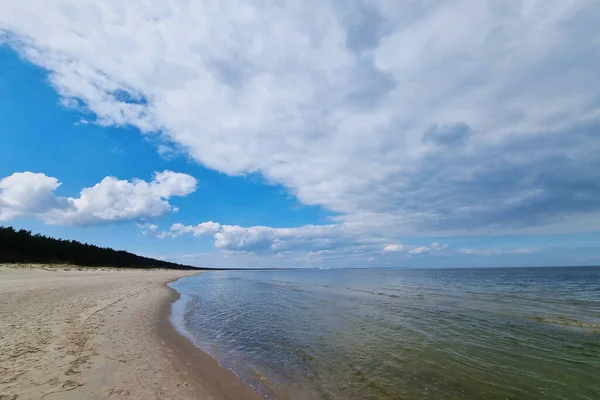 Ακτή Βαλτικής Θάλασσας Ελαφριά Άμμος Στην Παραλία Μια Ηλιόλουστη Μέρα — Φωτογραφία Αρχείου