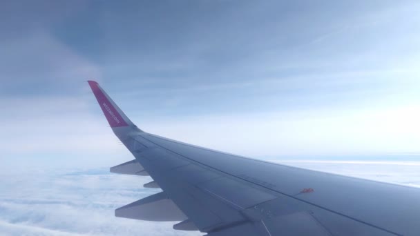ポーランド カトヴィツェ2022年11月21日 飛行電話の窓から雲への眺め — ストック動画