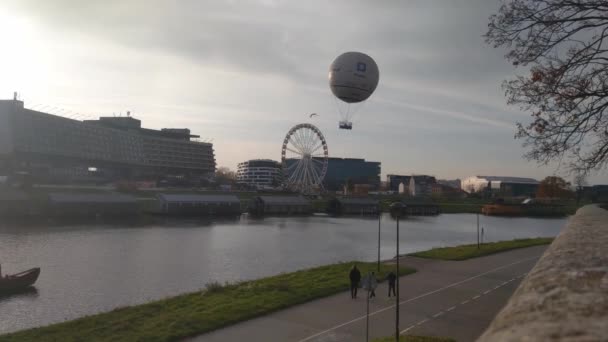 Krakau Polen November 2022 Reuzenrad Heteluchtballon Aan Waterkant Van Krakau — Stockvideo