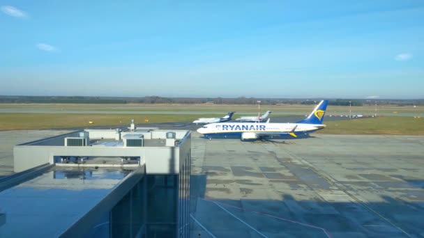ポーランドのカトヴィツェ 2022年11月21日 通過する飛行機の空港の窓からの眺め 航空機の出発及び到着 — ストック動画