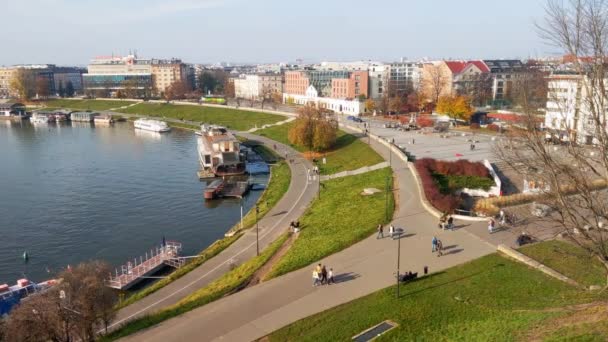 2022年11月15日 波兰克拉科夫 克拉科夫的堤岸景观 在一个阳光明媚的秋日 行人散步 — 图库视频影像