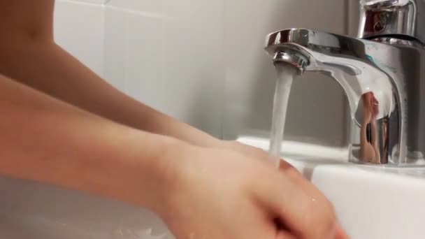 Großaufnahme Der Hand Einer Person Die Sich Die Hände Wäscht — Stockvideo
