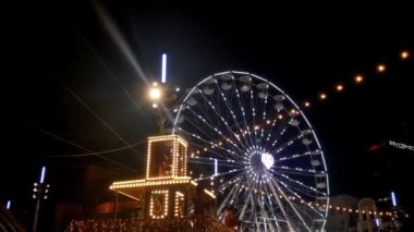 Katowice, Polonya, 21 Kasım 2022: Şehir merkezinde parlak dönme dolap