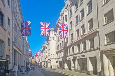 Londra, İngiltere, 15 Haziran 2022: Londra sokaklarında İngiliz bayrakları. Ülke tatili