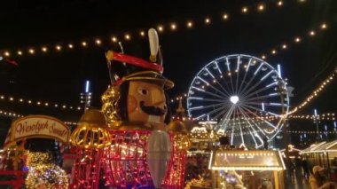 Katowice, Polonya, 22 Kasım 2022: Şehir meydanındaki Noel pazarı. Yeni yıl havası