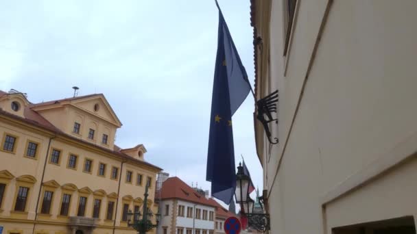 チェコ共和国プラハ2022年10月15日 欧州連合の旗が建物内に掲揚 — ストック動画
