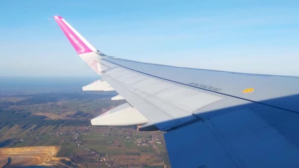カトヴィツェ ポーランド 2022年11月22日 飛行機の窓から翼への眺め 航空機の上昇 離陸だ 飛行機の窓から地面に美しい景色 飛行機の便だ 航空旅行 — ストック動画