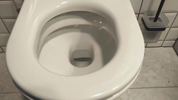 水被冲进了厕所 厕所冲水 马桶里冲水的特写镜头 — 图库视频影像