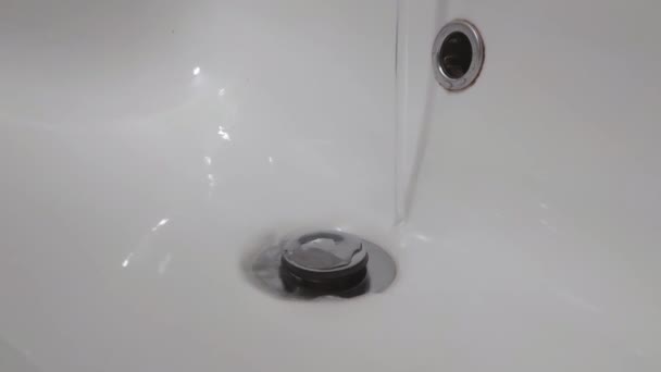 Water Stroomt Uit Kraan Waterbesparing Afvoer Van Wastafel Het Water — Stockvideo