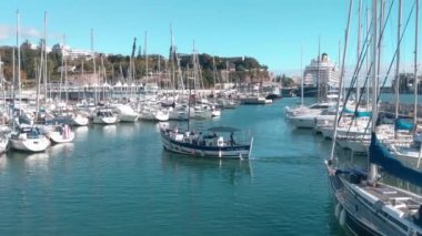 Madeira, Portekiz, 23 Kasım 2022: Madeira limanının görüntüsü. Rıhtımdaki tekneler