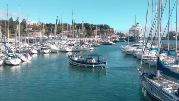 2022年11月23日ポルトガル マデイラ マデイラ港の眺め 桟橋の上のボート — ストック動画