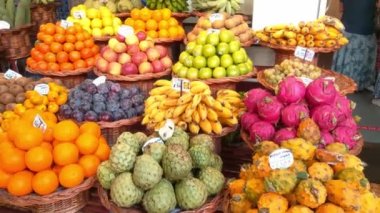 Madeira, Portekiz, 23 Kasım 2022: Portekiz 'in Madeira adasındaki Funchal şehrinde meyve pazarı Mercado dos Lavradores