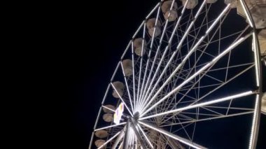 Akşamları meydanda yanan dönme dolap. Dönme dolaba yakın çekim