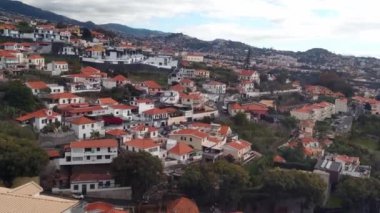 Hareket halindeki bir taksiden Funchal şehrinin manzarası. Yukarıdan adalara bak