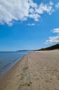 Baltık Denizi 'nin resimli kumlu kıyıları. Kumsalda tatil.