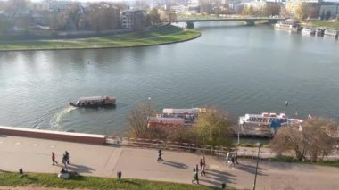 Krakow, Polonya, 15 Ekim 2022: Wawel Kalesi 'nden Krakow seti manzarası