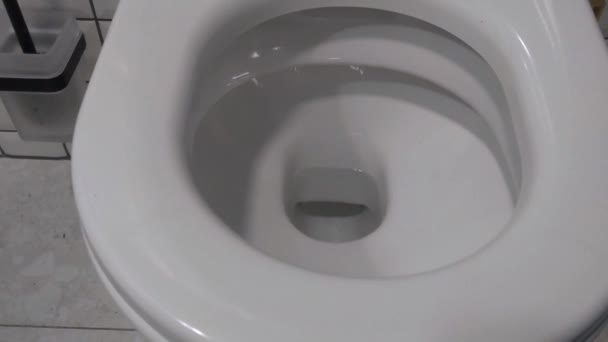 在厕所里冲水的特写 公共厕所 厕所里的水流 — 图库视频影像