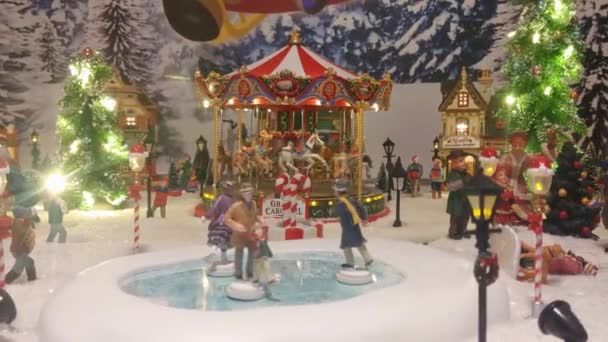 カトヴィツェ ポーランド 2022年11月21日 おもちゃでクリスマスディスプレイケースのクローズアップ 新年とクリスマスの贈り物を購入する お祭り的な雰囲気 伝統的なクリスマスディスプレイ クリスマスのおもちゃのシーン — ストック動画