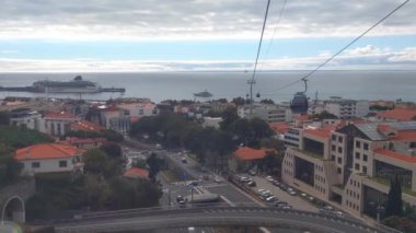 Madeira, Portekiz, 22 Kasım 2022: Funchal, Madeira, Portekiz 'deki teleferiğe bakın. Teleferiğin görüntüsü