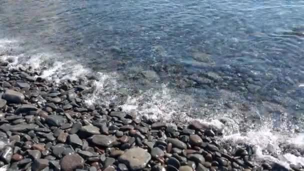 Zbliżenie Kamiennej Plaży Nad Oceanem Lub Morzem Odpocznij Morzu Piękny — Wideo stockowe