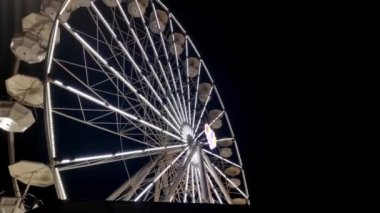 Pazar meydanındaki aydınlatılmış dönme dolabın görüntüsü