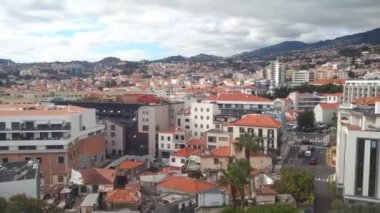 Teleferikle Funchal şehrinin güzel manzarası.